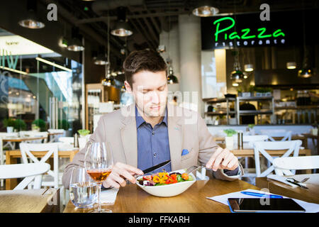 Mitte erwachsenen Mannes, Mittagessen im restaurant Stockfoto