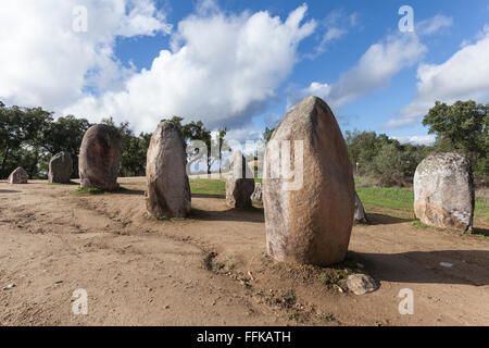 Die Cromlech von Almendres Megalith-Anlage oder Almendres Cromlech, ist eine Gruppe von strukturierten Menhire in der Nähe von Evora Stockfoto