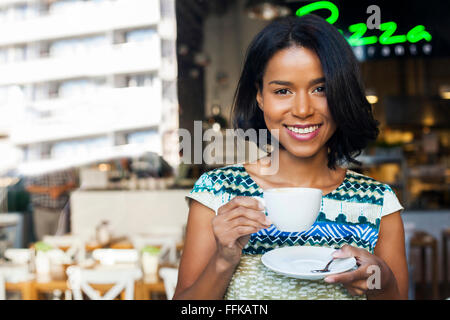 Gemischte Rassen Frau nimmt eine Kaffeepause Stockfoto
