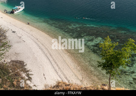 Strand und Korallenriff Kelor Insel am Rande des Komodo Nationalparks, Nusa Tenggara, Indonesien Stockfoto