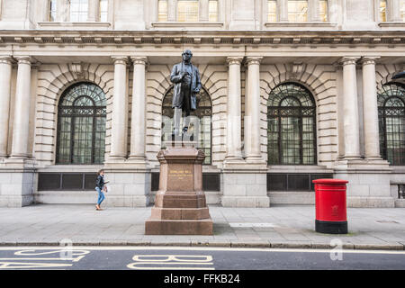 Statue von Rowland Hill, Gründer der einheitliche Penny post auf King Edward Street in der City of London, England, UK. Stockfoto