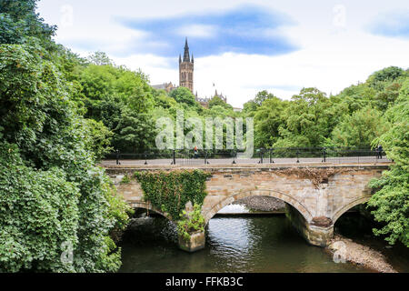 Universität Glasgow tower mit Blick auf Kelvingrove Park, wie gesehen von Partick Brücke über den Fluss Kelvin, Glasgow, Schottland Stockfoto