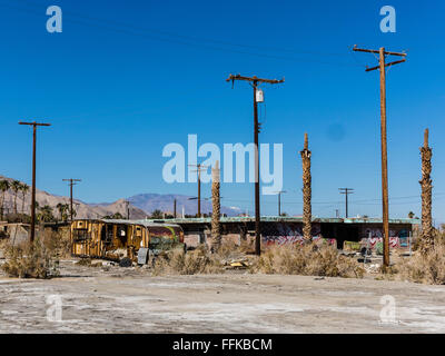 Eine gelblich orange Smiley Gesicht Satellitenantenne angebracht um eine Holzstange Telefon in Central Valley in Kalifornien. Stockfoto