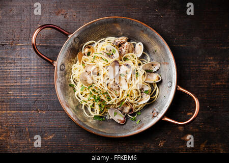 Pasta mit Meeresfrüchten mit Venusmuscheln Spaghetti Alle Vongole auf hölzernen Hintergrund Stockfoto