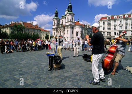 Tschechische Republik, Prag, Staromestske Namesti, Straßenmusiker Stockfoto