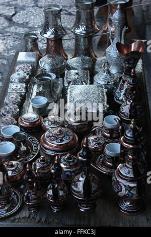 Souvenirs zum Verkauf auf Kesselschmiede Gasse in Sarajevo, Bosnien-Herzegowina Stockfoto