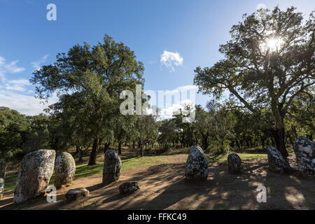 Die Cromlech von Almendres Megalith-Anlage oder Almendres Cromlech, ist eine Gruppe von strukturierten Menhire in der Nähe von Evora Stockfoto