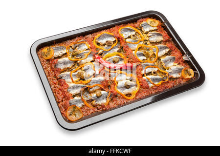 Traditionelle marokkanische Sardine Gericht Rezept mit Oliven, Paprika und Chili-Pfeffer auf weißem Hintergrund Stockfoto