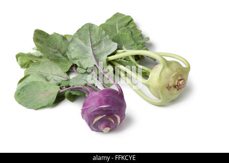 Frische weiße und violette Kohlrabi auf weißem Hintergrund Stockfoto