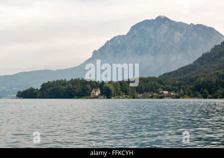 Blick über See und Dorf Attersee in Österreichische Alpen Stockfoto