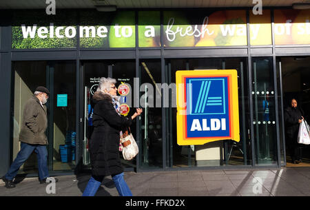 Shops von Aldi Supermarkt Filiale in Kingsbury, North West London Stockfoto