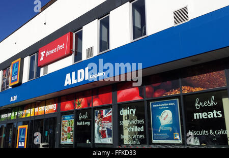 Aldi Supermarkt Filiale in Kingsbury, North West London Stockfoto