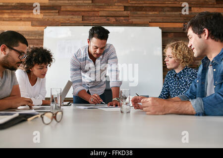 Start Team arbeiten und in der Besprechung planen. Team von jungen professionellen diskutieren neue kreative Ideen auf Tisch im Sitzungssaal Stockfoto