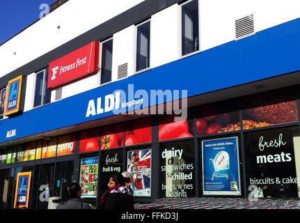 Aldi Supermarkt Filiale in Kingsbury, North West London Stockfoto