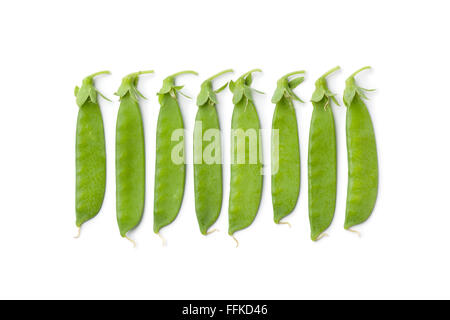 Frische grüne Zucker Zuckerschoten in einer Reihe auf weißem Hintergrund Stockfoto