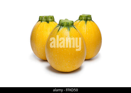 Frische gelbe runde Zucchini auf weißem Hintergrund Stockfoto