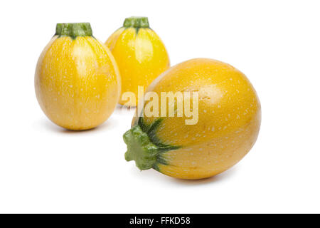 Frische gelbe runde Zucchini auf weißem Hintergrund Stockfoto