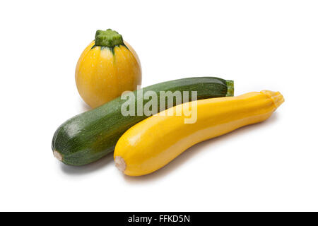 Gelb, grün, runde Zucchini auf weißem Hintergrund Stockfoto