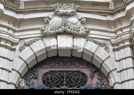 Alte Wappen über alte Tür am Mauerbau in Graz, Österreich Stockfoto