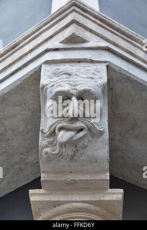 Hausdekoration in Graz Österreich im alten Teil der Stadt. Stein Mann Gesicht mit einer Zunge heraus. Stockfoto