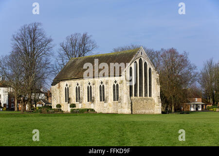 Chichester Guildhall in der Priory-Park. Franziskanische Architektur in der römischen Stadt West Sussex UK. An einem klaren Wintertag genommen. Stockfoto