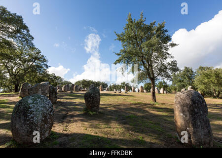 Die Cromlech von Almendres Megalith-Anlage oder Almendres Cromlech, ist eine Gruppe von strukturierten Menhire in der Nähe von Evora Stockfoto