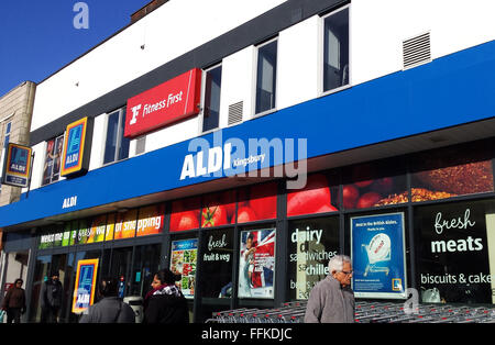 Aldi Supermarkt Filiale in Kingsbury, North West London Stockfoto