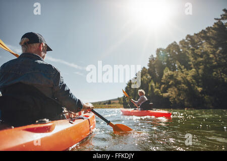 Bild von älteres paar Kanu im See an einem sonnigen Tag. Kajakfahrer im See paddeln. Stockfoto