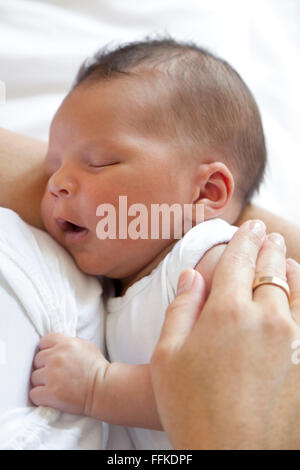 Neugeborenes Baby in armen Mütter schlafen Stockfoto