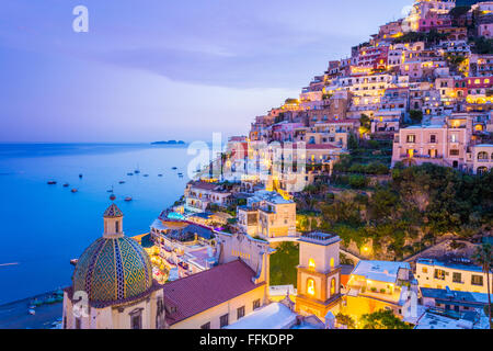 Positano bei Sonnenuntergang, Amalfiküste, Kampanien, Italien Stockfoto