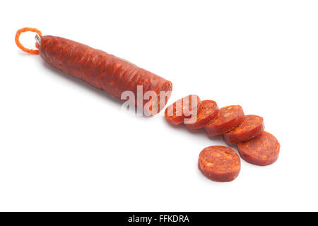 In Scheiben geschnitten spanische Chorizo-Wurst auf weißem Hintergrund Stockfoto