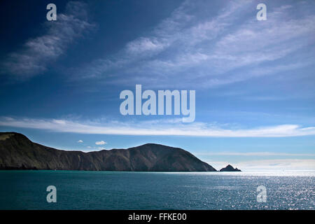 Küste bei blauem Himmel in der Nähe von Picton, Neuseeland Stockfoto