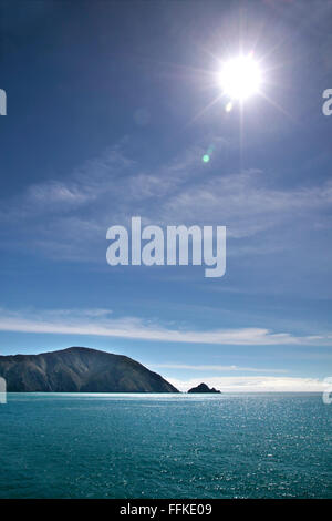 Küste bei blauem Himmel in der Nähe von Picton, Neuseeland Stockfoto