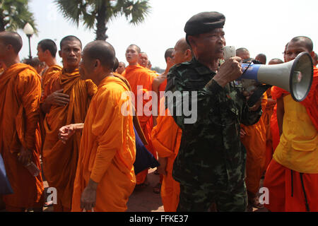 Bangkok, Thailand. 15. Februar 2016. Buddhistische Mönche mit Truppen während der Protest gegen die Einmischung des Staates in religiöse Angelegenheiten im Büro des nationalen Buddhismus in Nakhon Pathom gerauft. © Vichan Poti/Pacific Press/Alamy Live-Nachrichten Stockfoto