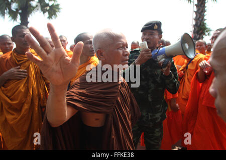 Bangkok, Thailand. 15. Februar 2016. Buddhistische Mönche mit Truppen während der Protest gegen die Einmischung des Staates in religiöse Angelegenheiten im Büro des nationalen Buddhismus in Nakhon Pathom gerauft. © Vichan Poti/Pacific Press/Alamy Live-Nachrichten Stockfoto