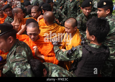 Bangkok, Thailand. 15. Februar 2016. Buddhistische Mönche mit Truppen während der Protest gegen die Einmischung des Staates in religiöse Angelegenheiten im Büro des nationalen Buddhismus in Nakhon Pathom gerauft. © Vichan Poti/Pacific Press/Alamy Live-Nachrichten Stockfoto