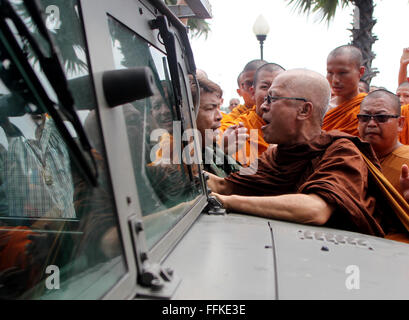 Bangkok, Thailand. 15. Februar 2016. Buddhistische Mönche mit Truppen während der Protest gegen die Einmischung des Staates in religiöse Angelegenheiten im Büro des nationalen Buddhismus in Nakhon Pathom gerauft. © Vichan Poti/Pacific Press/Alamy Live-Nachrichten Stockfoto