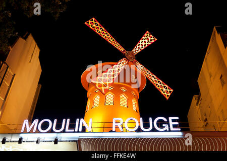 Moulin Rouge Montmartre Paris Frankreich am Abend Stockfoto
