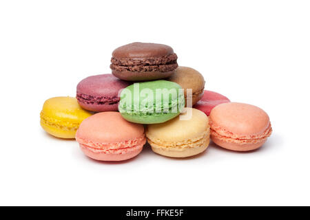 Bunte französische Macarons auf weißem Hintergrund Stockfoto