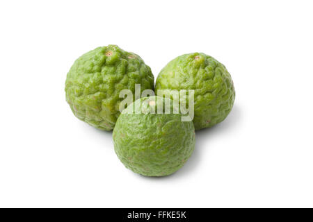 Ganze Frische Kaffir Limonen auf weißem Hintergrund Stockfoto