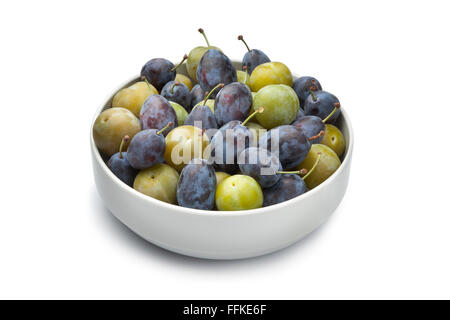 Schale mit frischen Pflaumenmus und Reine Claude Pflaumen auf weißem Hintergrund Stockfoto