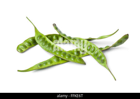 Frische ganze Petai Bohnen auf weißem Hintergrund Stockfoto