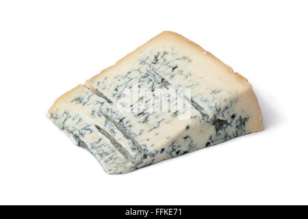 Teil-Gorgonzola-Käse auf weißem Hintergrund Stockfoto