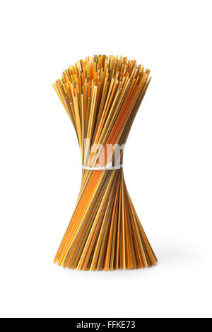 RAW farbige Spaghetti auf weißem Hintergrund Stockfoto