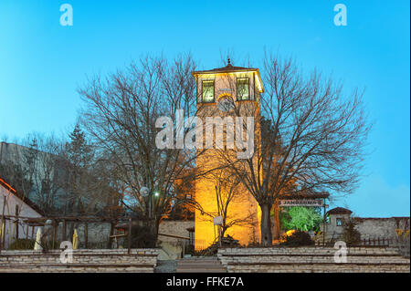 Uhrturm am blauen Nacht mal in Safranbolu Karabuk, Türkei Stockfoto