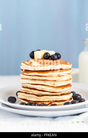 Pfannkuchen mit Blaubeeren und Ahornsirup serviert Stockfoto