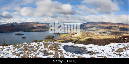 Keswick, Derwent Water, Skiddaw, Catbells angesehen vom Schnee bestäubt Gipfel des Walla Crag an einem kalten, knackig, klarer Wintertag Stockfoto