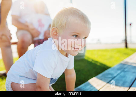 Kleiner Junge draußen in der sonnigen Sommer Natur Stockfoto