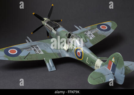 Supermarine Spitfire Mk22 WW11, RAF Markierungen. 01:32 feine Maquette auf dunklen grauen Studio-Hintergrund. Stockfoto