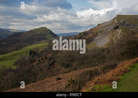 Aussehende West von der Offa Dyke Langstrecken Fußweg in Wales mit Castell Dinas Bran in der Nähe anzeigen. Stockfoto
